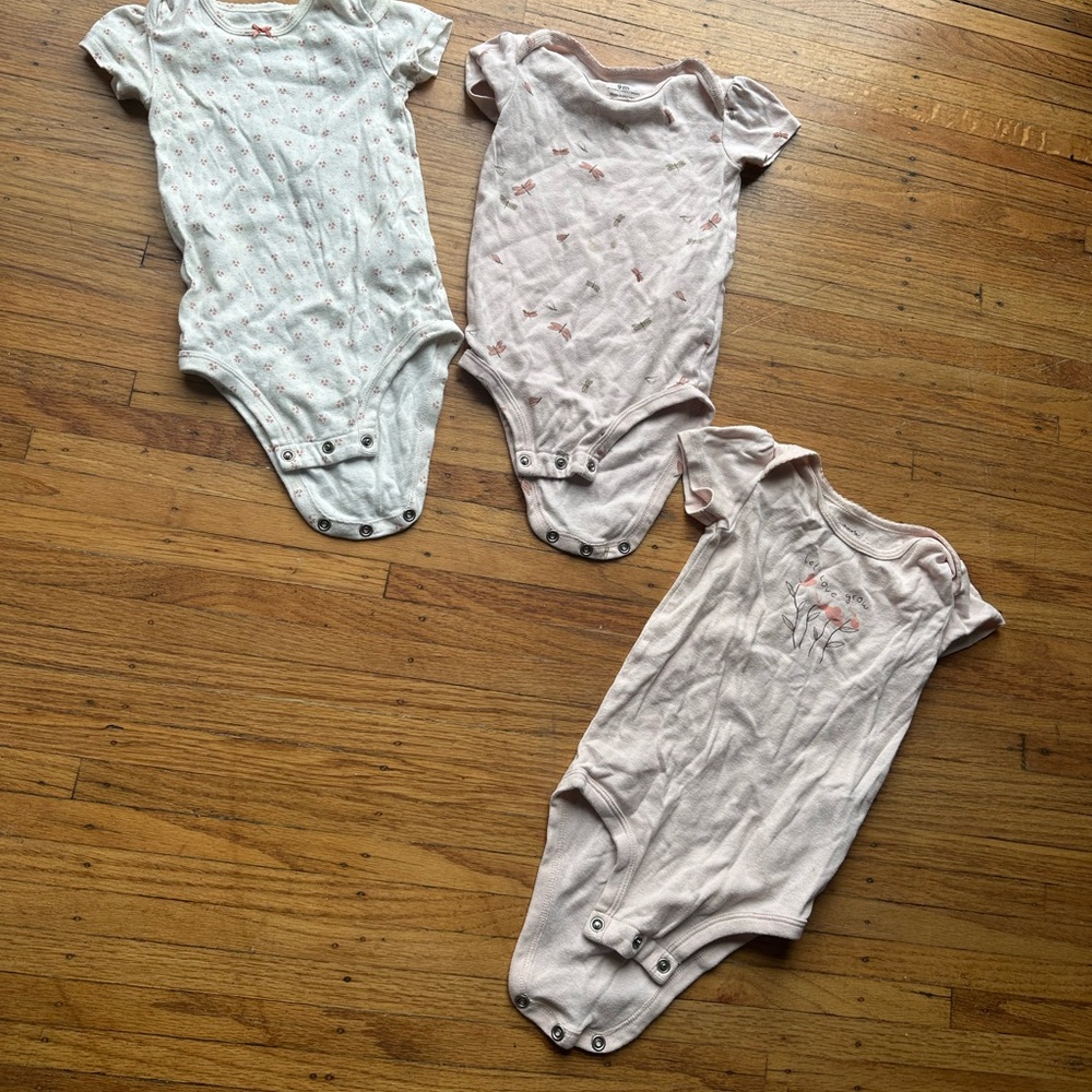 Bundle 3 x short sleeve baby onesies bodysuit 9 month Carter’s